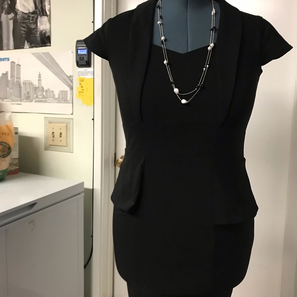 LITTLE BLACK DRESS ALERT!! Form fitting pleated/6